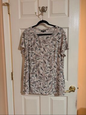 Roz & Ali 2X Paisley Short Sleeve Shirt in Cream with Pink & Teal Accents